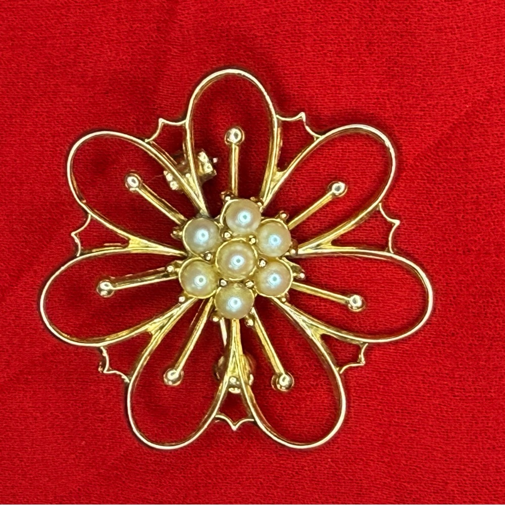 Vintage 1970s gold tone Floral Brooch with faux pearl accent